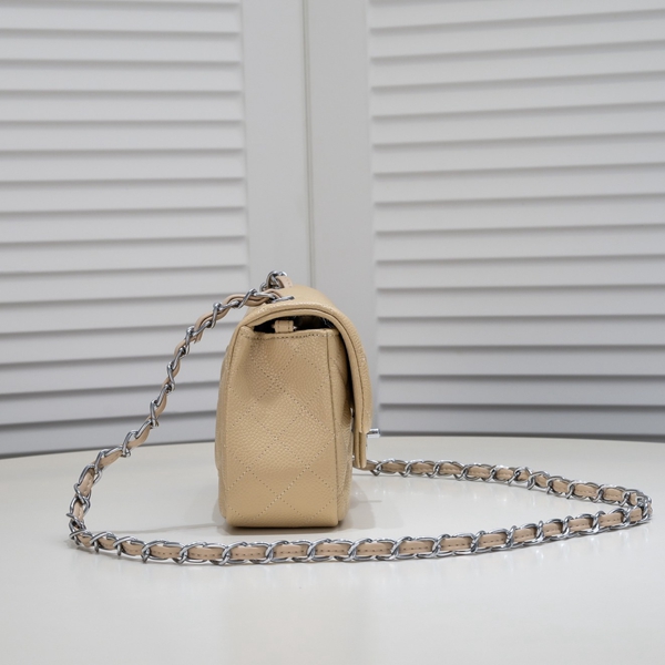 シャネルバッグ背面デザイン